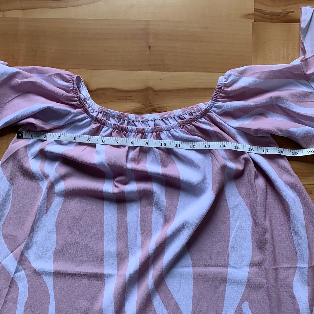 Pink & white flowy blouse. Medium - Picture 3 of 6